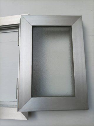 Mini ventana aluminio gris con cristal grabado.