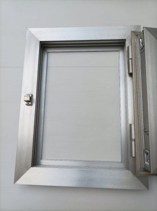 Mini ventana aluminio gris con cristal grabado.