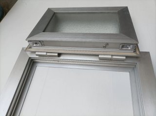 Mini ventana aluminio gris con cristal grabado.