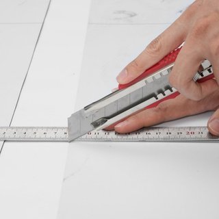 Azulejos de Vinilo Autoadhesivos 390 x 23.6 pulgadas, 1.5mm de Grosor, Peel & Stick, Textura de Mármol Blanco, Suelo DIY para Cocina, Comedor, Dormitorios y Baños, Fácil para Decoración del Hogar