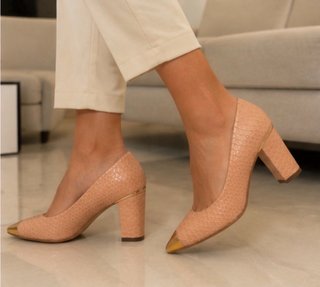 Tacones Beige con Punta Dorada