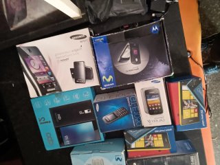 Caja de móviles antiguos Motorola, Nokia, Samsung