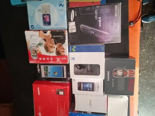 Caja de móviles antiguos Motorola, Nokia, Samsung