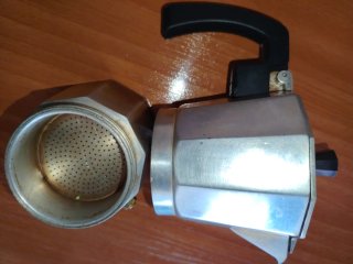 2 cafeteras, 1 batidora y utensilios.
