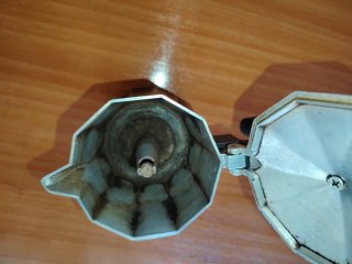 2 cafeteras, 1 batidora y utensilios.