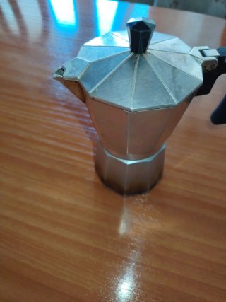 2 cafeteras, 1 batidora y utensilios.
