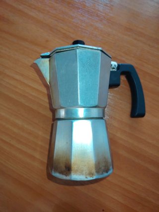 2 cafeteras, 1 batidora y utensilios.