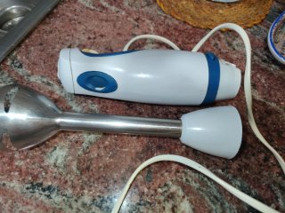 2 cafeteras, 1 batidora y utensilios.