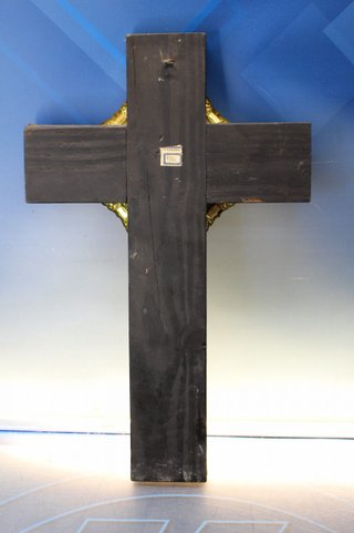 Antiguo crucifijo de madera y metal.