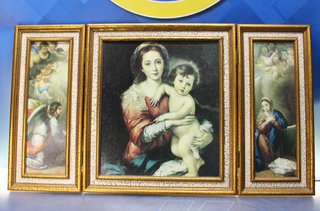 Tríptico religioso con obras de Murillo.