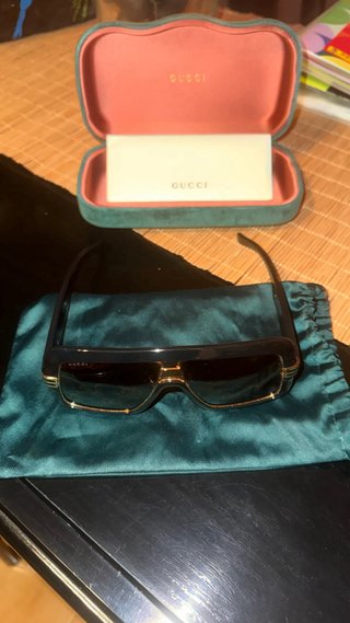 Gafas Gucci Negras y Doradas