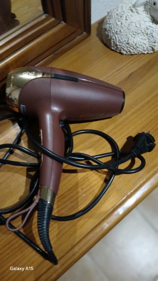 Secador de pelo ghd marrón y dorado para piezas