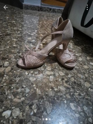 Zapatos de fiesta y bolso dorado