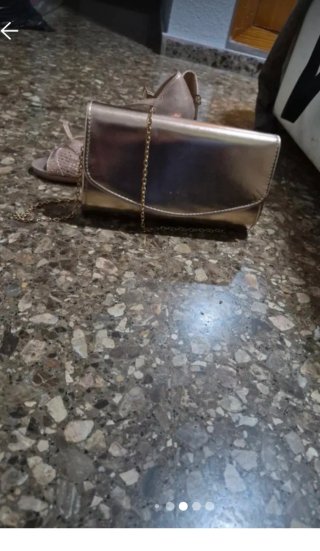 Zapatos de fiesta y bolso dorado