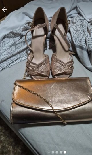 Zapatos de fiesta y bolso dorado