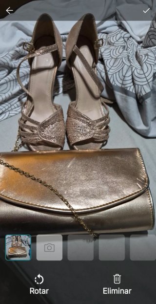 Zapatos de fiesta y bolso dorado