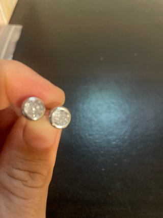 Pendientes pequeños brillante. Tiene sello 925