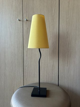 Lámpara de mesa amarilla y negra