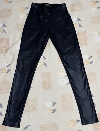 Leggings efecto piel negros.
