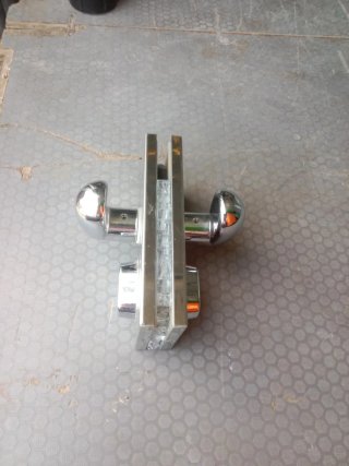 Cerradura de cristal cromada