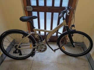 Dos Bicicletas Btwin Doble Suspensión beige y gris