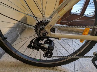 Dos Bicicletas Btwin Doble Suspensión beige y gris
