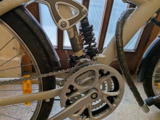 Dos Bicicletas Btwin Doble Suspensión beige y gris