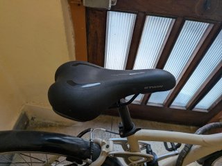 Dos Bicicletas Btwin Doble Suspensión beige y gris