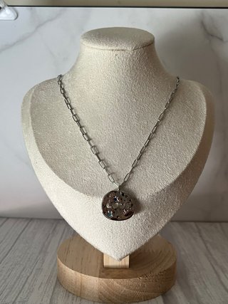 Collar con colgante de corazones y LOVE
