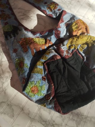 Bolsa artesanal con elefantes y flores