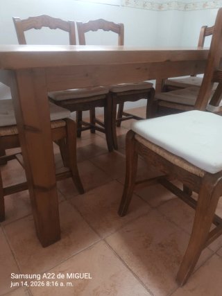 Mesa de comedor y 6 sillas de madera