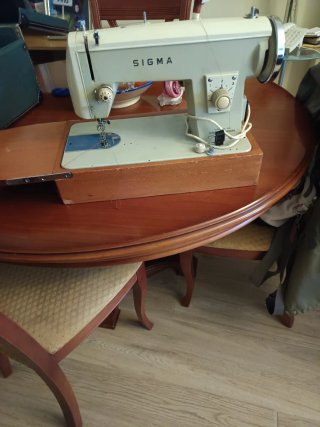 Máquina de coser vintage, no sé hacen envíos.