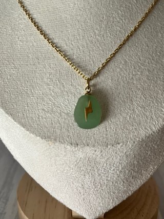 Collar con colgante de rayo verde y dorado