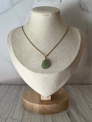 Collar con colgante de rayo verde y dorado
