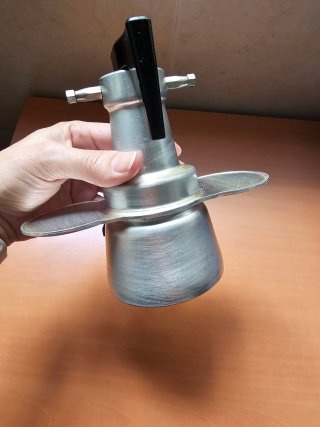 Cafetera para dos tazas de aluminio.