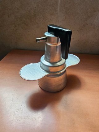 Cafetera para dos tazas de aluminio.