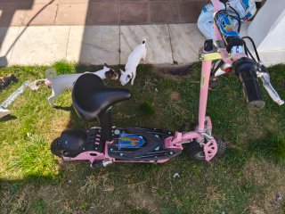 Patinete eléctrico rosa con asiento