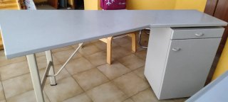 2 mesas con cajones de oficina