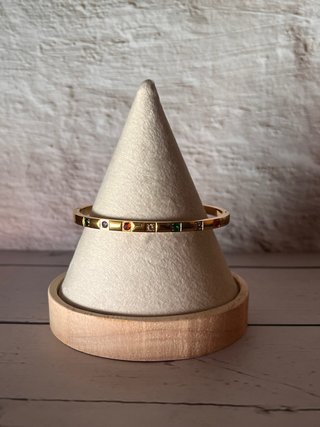 Pulsera dorada con piedras de colores