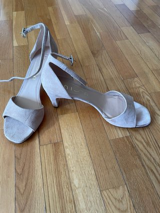 Sandalias Unisa tacón bajo beige