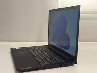 Portátil Lenovo V15 i5 12ª Gen 8GB RAM 240 GB SSD