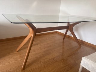 Mesa de cristal y madera