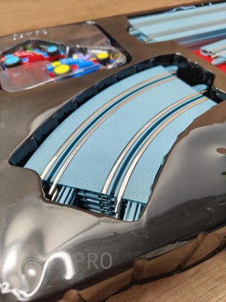 Circuito de slot a escala 1/50 con dos vehículos - Ninco