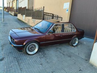 BMW E30 320i
