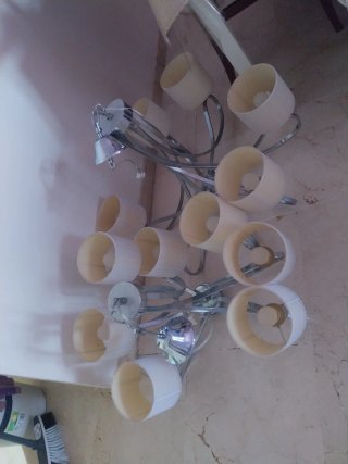 Lámparas de salón plateadas y blancas