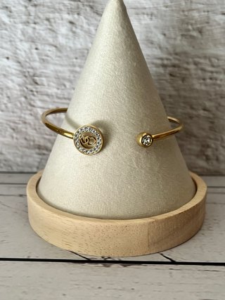 Pulsera dorada con doble C y circonitas