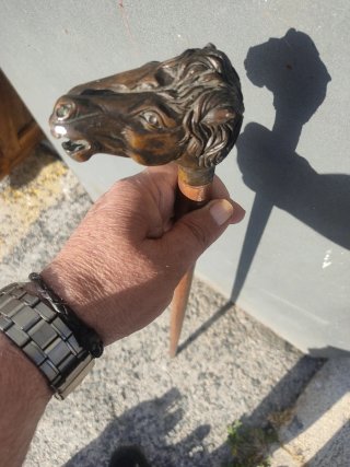 Bastón antiguo con cabezas de caballos de latón
