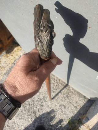 Bastón antiguo con cabezas de caballos de latón