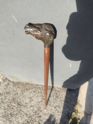 Bastón antiguo con cabezas de caballos de latón