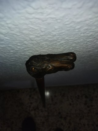 Bastón antiguo con cabezas de caballos de latón